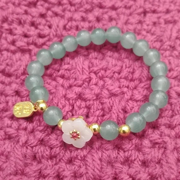 Jade Green Aventurine Bead Stretch Bracelet with Flower Accent NEW - Picture 2 of 5